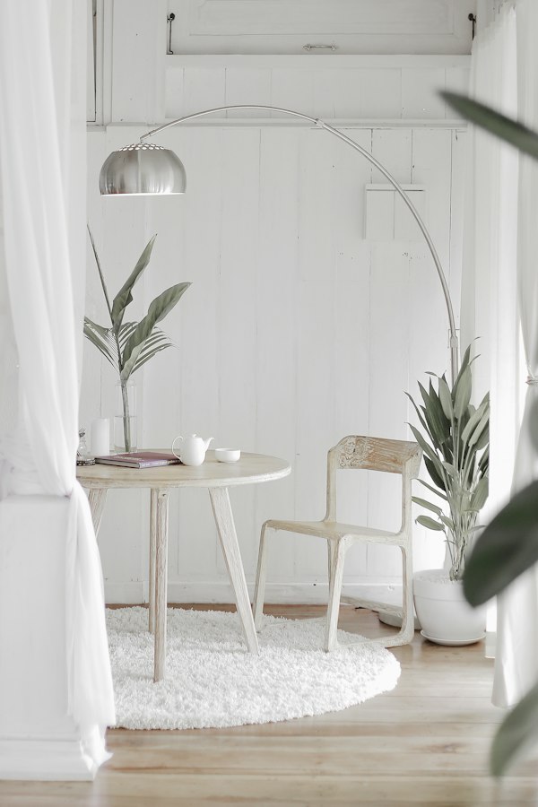 Modern interior linear light